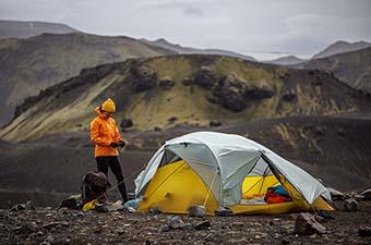 Hardshell vs. softshell jackets (standing in mountains)