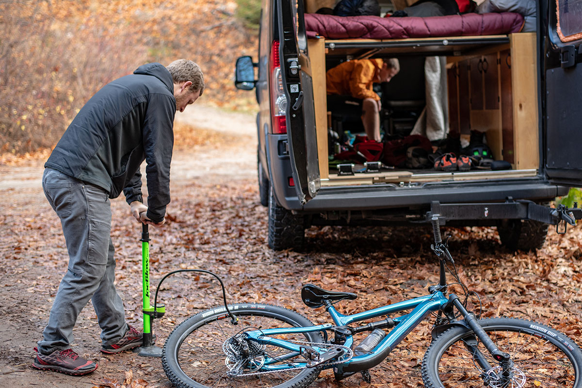 Mountain bike (pumping tire)