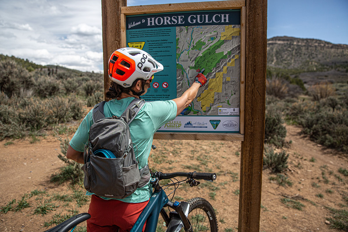 Mountain bike backpack (pointing to map)_0