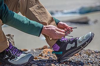 Salomon Predict Hike Mid GTX hiking boot (tying shoelaces)