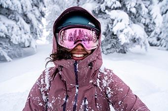 Ski goggles (Oakley goggles in powder)