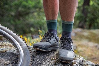 Specialized 2FO DH Clip mountain bike shoe (closeup of shoes on rock)