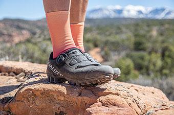 Specialized Recon 2.0 mountain bike shoe (standing on rock)