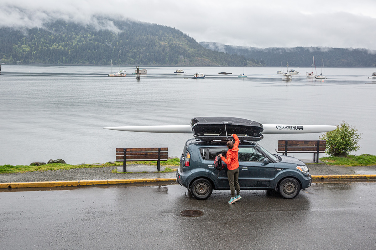 Thule Motion XT Roof Box (unloading from a distance)