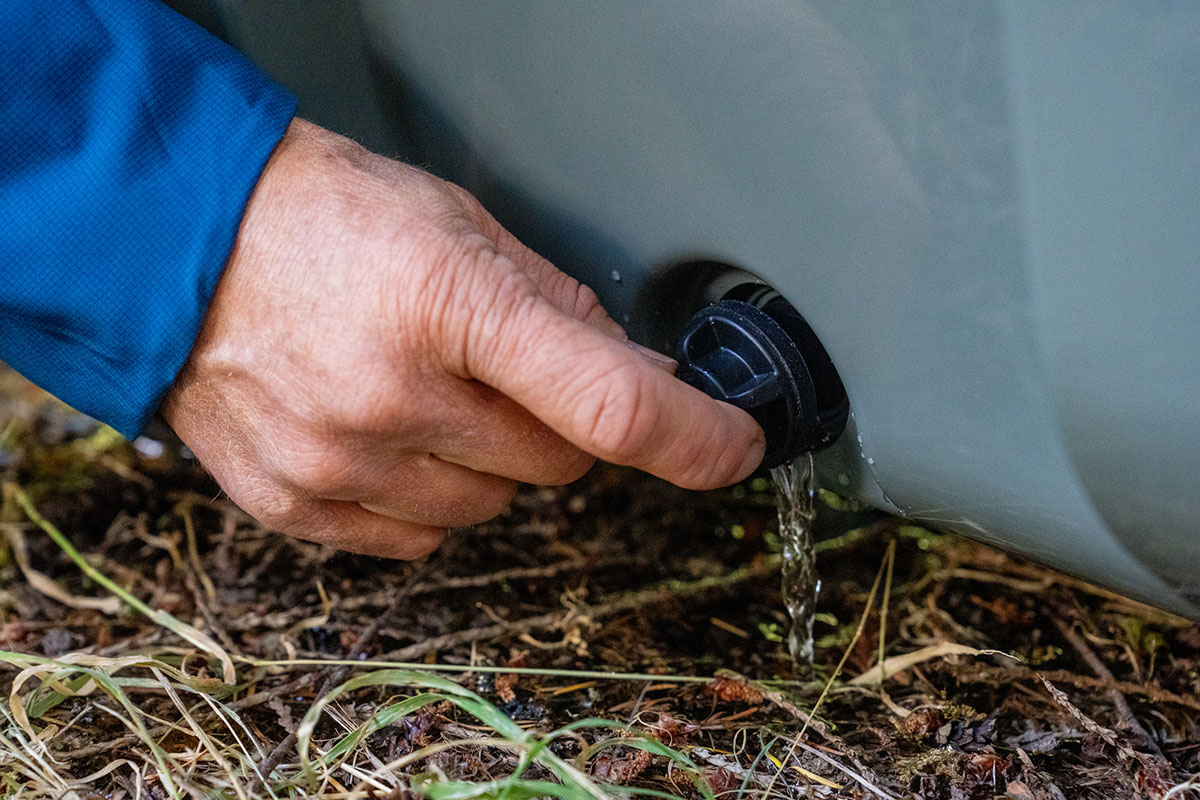 Wheeled cooler (opening drain plug)