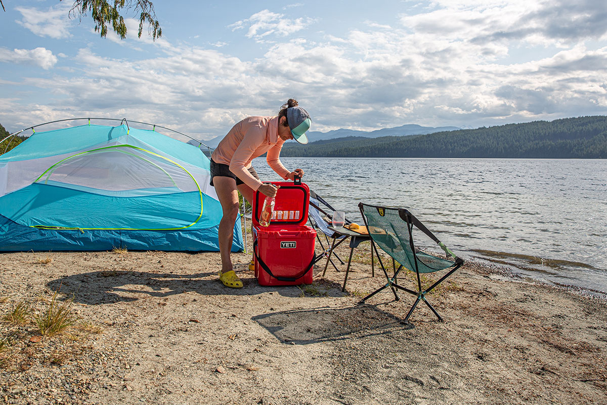 Yeti Roadie 24 cooler (taking out wine bottle)